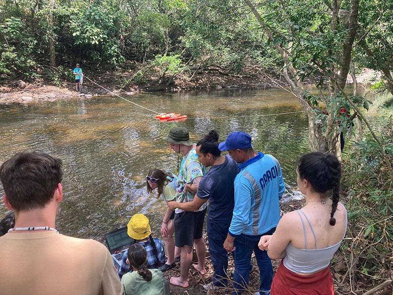 Students working on a 2023 course in Panama.